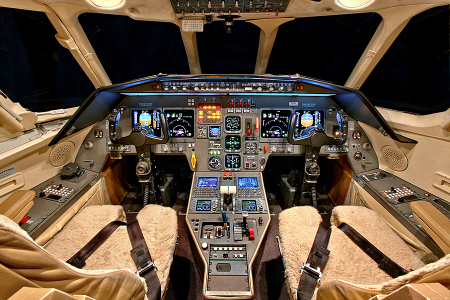 Falcon 2000 cockpit